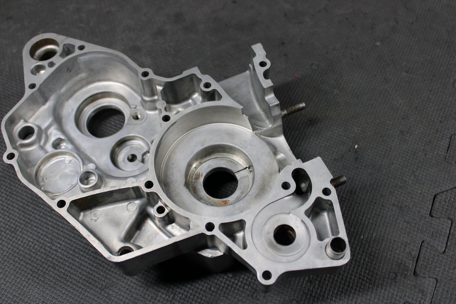 1999 SUZUKI RM125 OEM LEFT ENGINE MOTOR CRANKCASE CRANK CASE BOTTOM END - hggarage