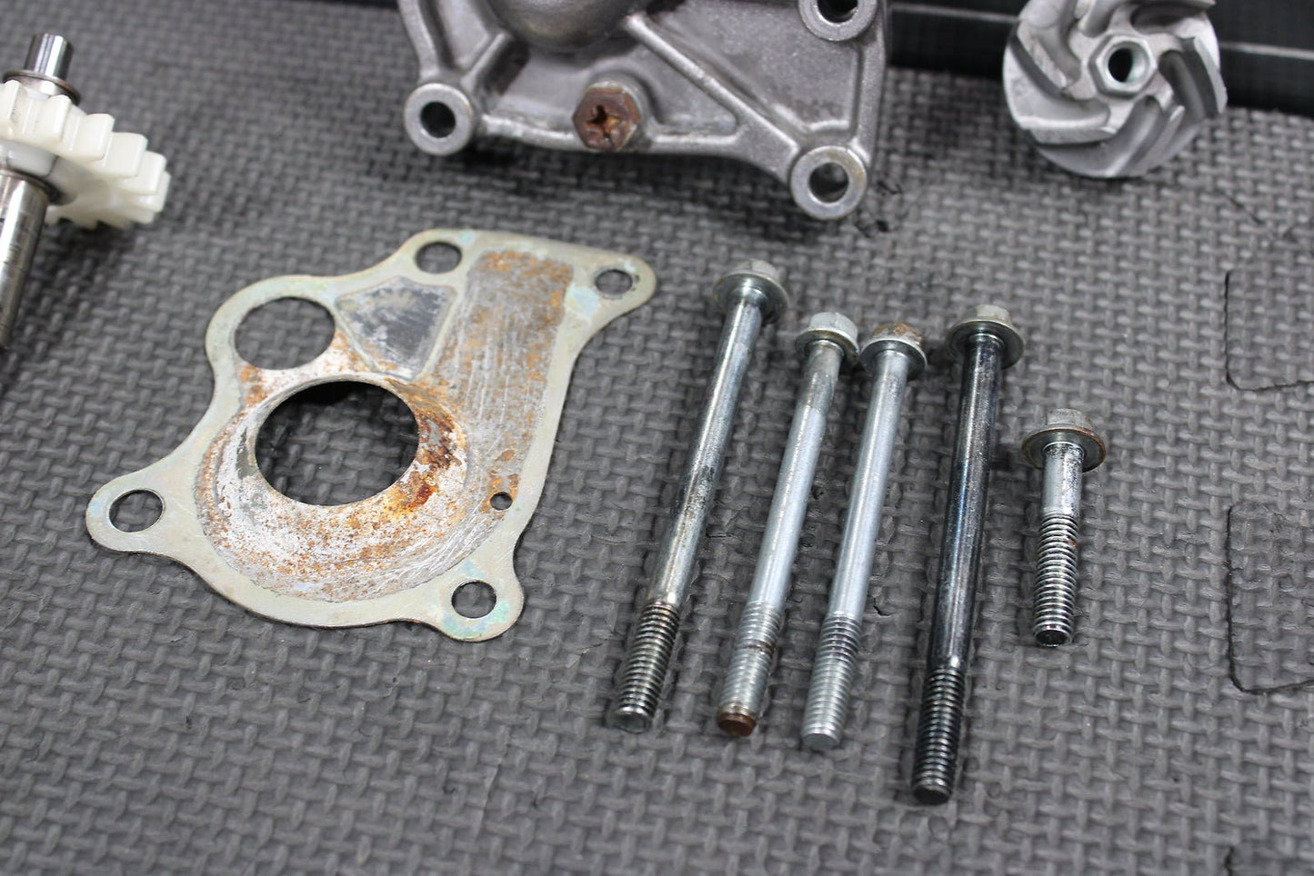 1994 Honda CR250R 92 - 96 OEM Engine Water Pump W Housing Assembly 19215 - KA3 - 740 - hggarage