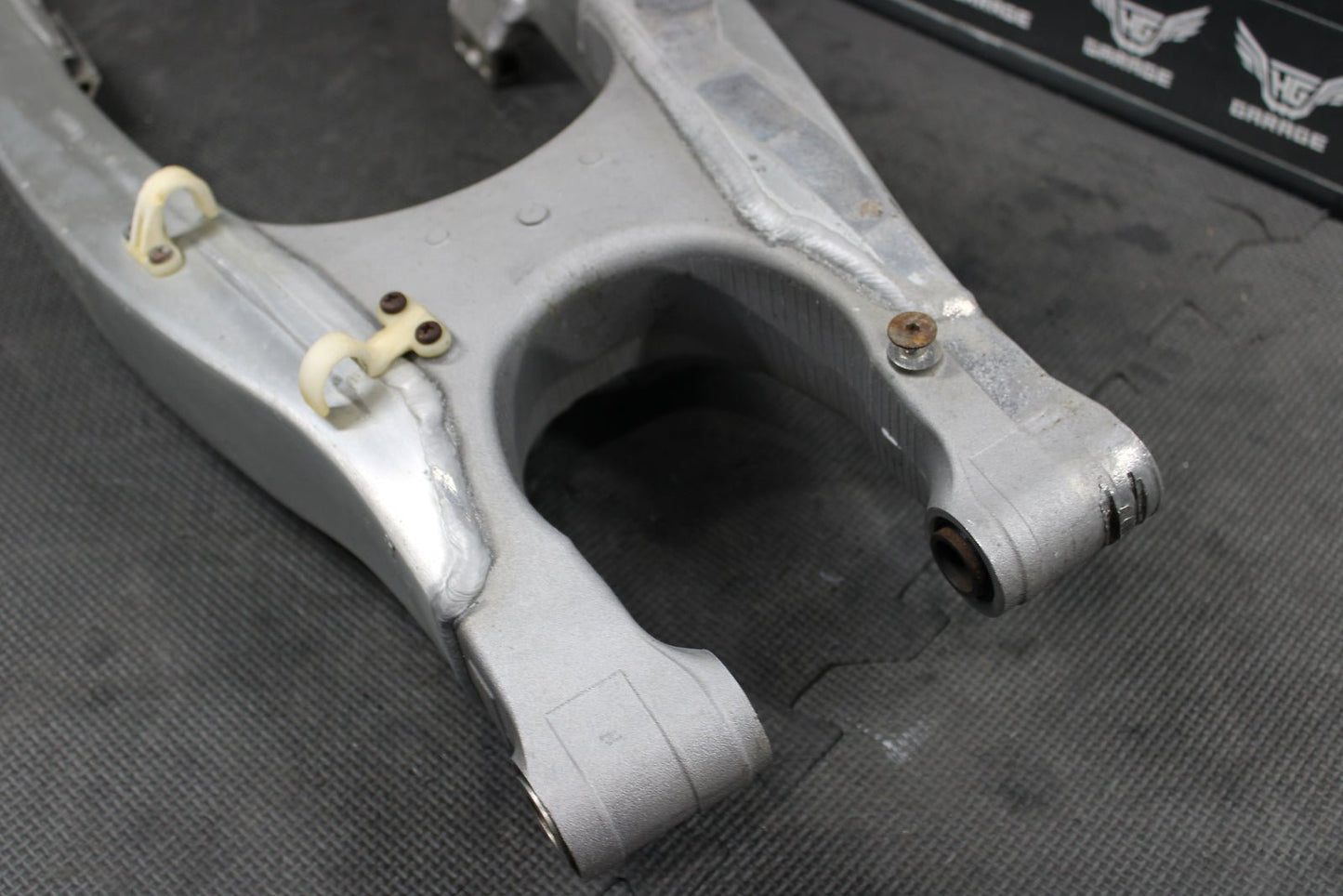 2010 YAMAHA YZ450F OEM SWINGARM SWING ARM SUSPENSION 33D - 22110 - 00 - 00 - hggarage