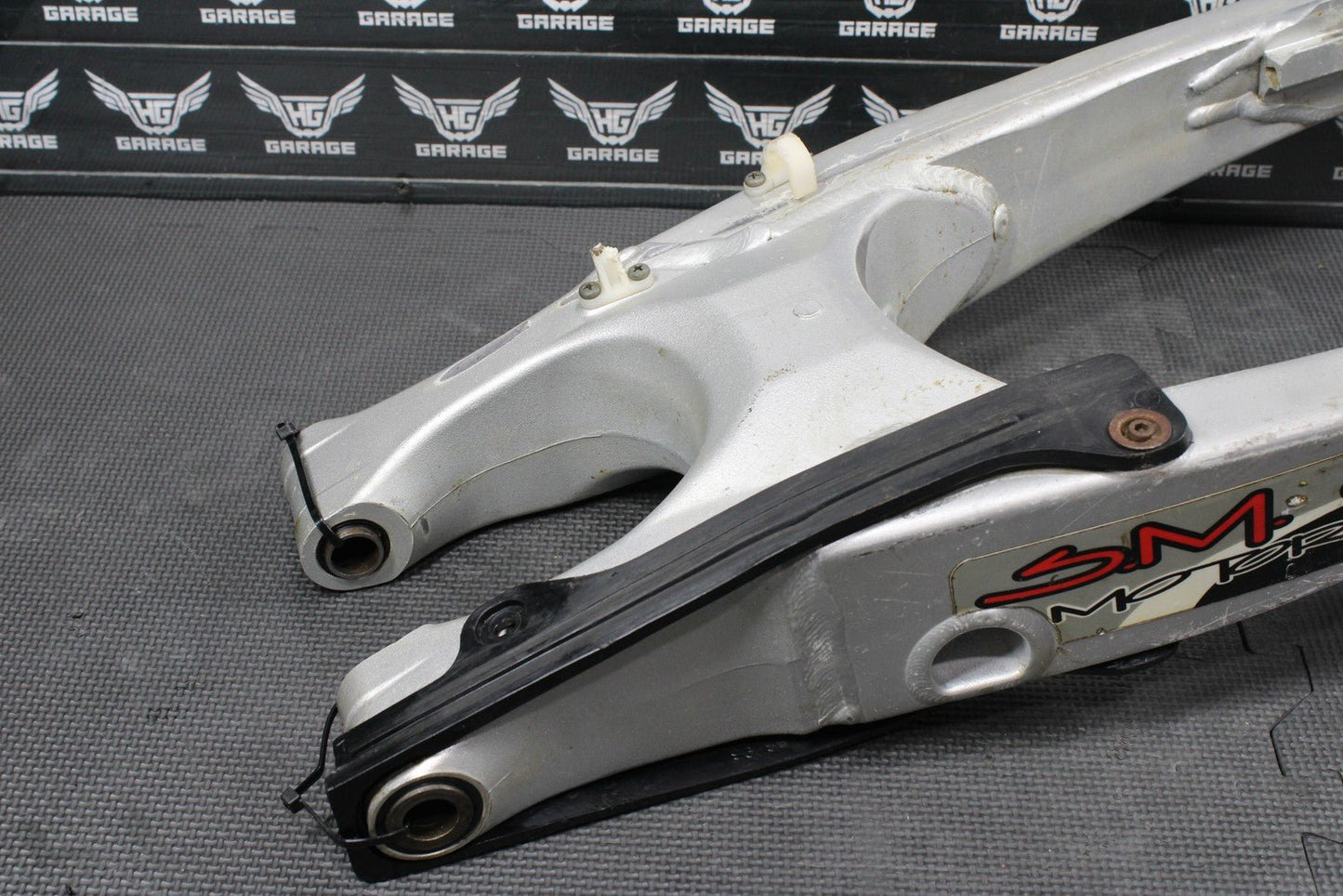 2002 YAMAHA YZ250 OEM 2T SWINGARM SWING ARM SUSPENSION REAR ARM 5NY - 22110 - 00 - 00 - hggarage