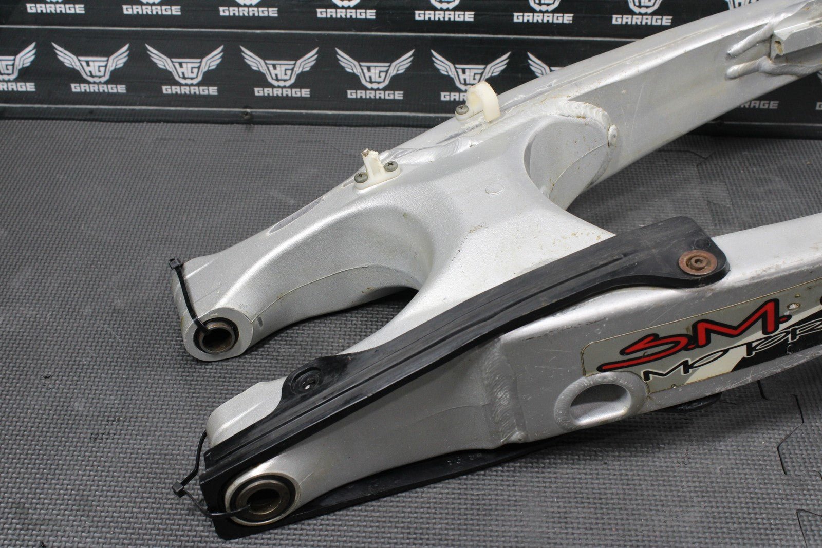 2002 YAMAHA YZ250 OEM 2T SWINGARM SWING ARM SUSPENSION REAR ARM 5NY - 22110 - 00 - 00 - hggarage