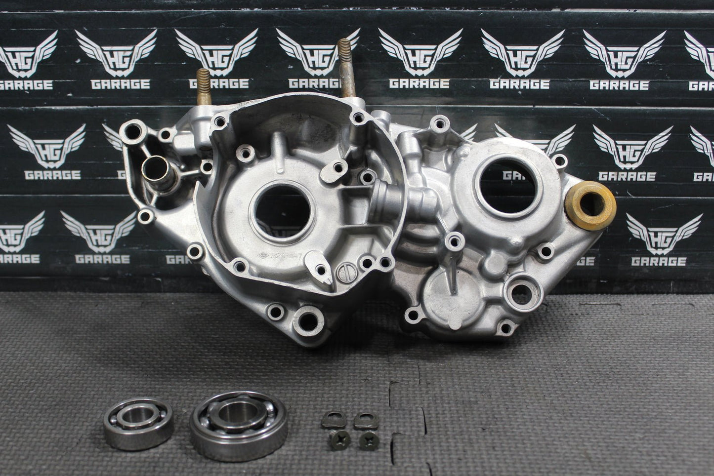 1997 SUZUKI RM250 OEM LEFT ENGINE MOTOR CRANKCASE CRANK CASE BLOCK 11300 - 37822 - hggarage