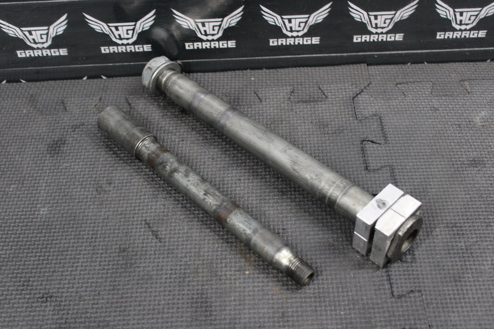2002 HONDA CRF450R OEM FRONT WHEEL RIM AXLE PIVOT BOLT REAR AXLE - hggarage