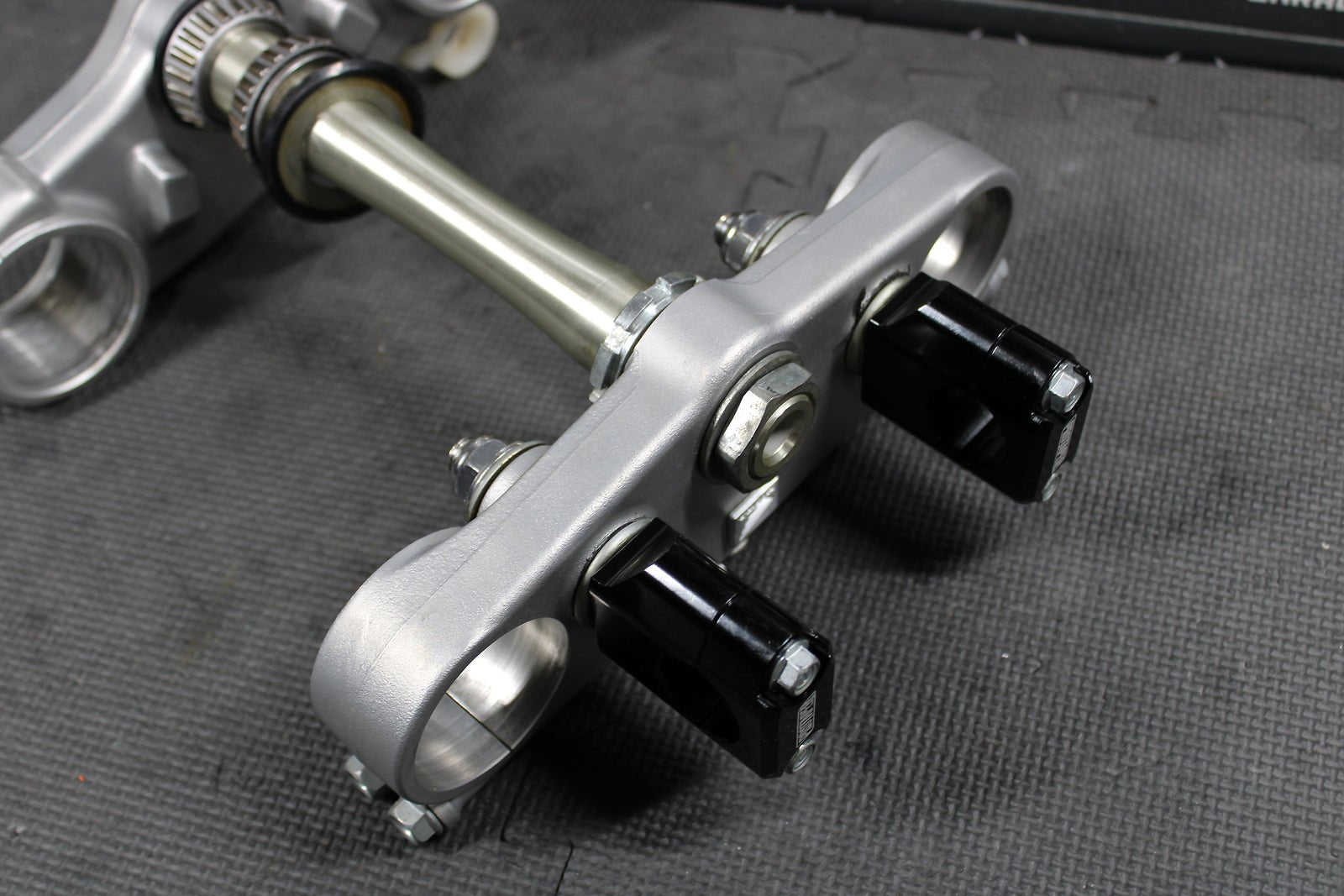 2000 HONDA CR125R OEM FRONT FORKS LOWER UPPER TRIPLE TREE STEM CLAMP - hggarage