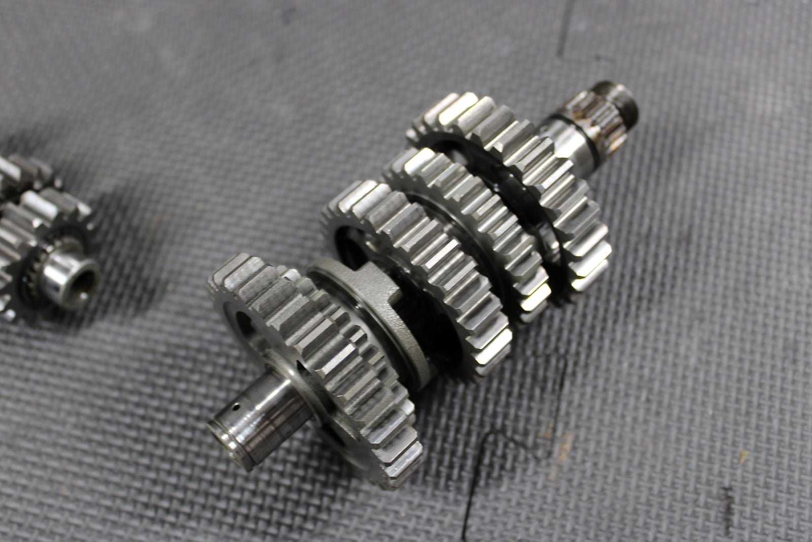 2002 YAMAHA YZ250F OEM ENGINE TRANSMISSION TRANNY ASSEMBLY GEARS - hggarage