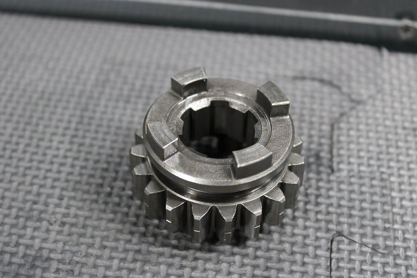 1999 HONDA CR500R OEM TRANSMISSION COUNTERSHAFT FIFTH GEAR 19T GEAR 23491 - MAC - 68 - hggarage