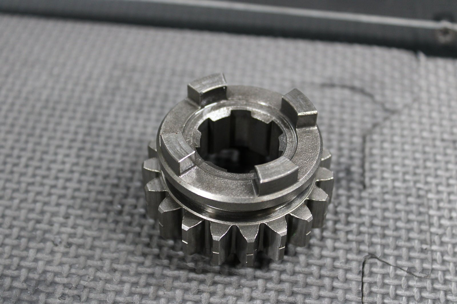 1999 HONDA CR500R OEM TRANSMISSION COUNTERSHAFT FIFTH GEAR 19T GEAR 23491 - MAC - 68 - hggarage
