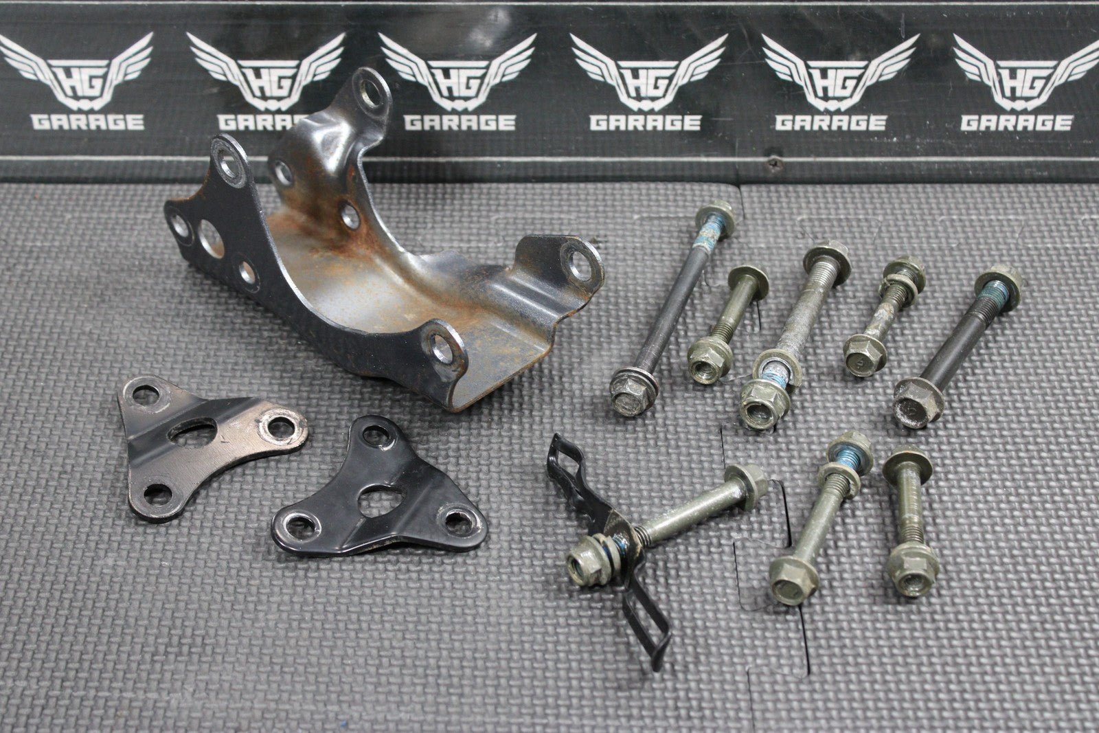 2005 SUZUKI DR200SE 03 - 05 OEM ENGINE MOTOR MOUNT STAY BRACKETS BOLTS ASSEMBLY - hggarage