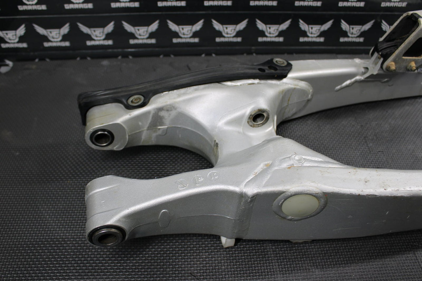 2002 YAMAHA YZ250F OEM SWINGARM SWING ARM SUSPENSION 5NY - 22110 - 00 - 00 - hggarage