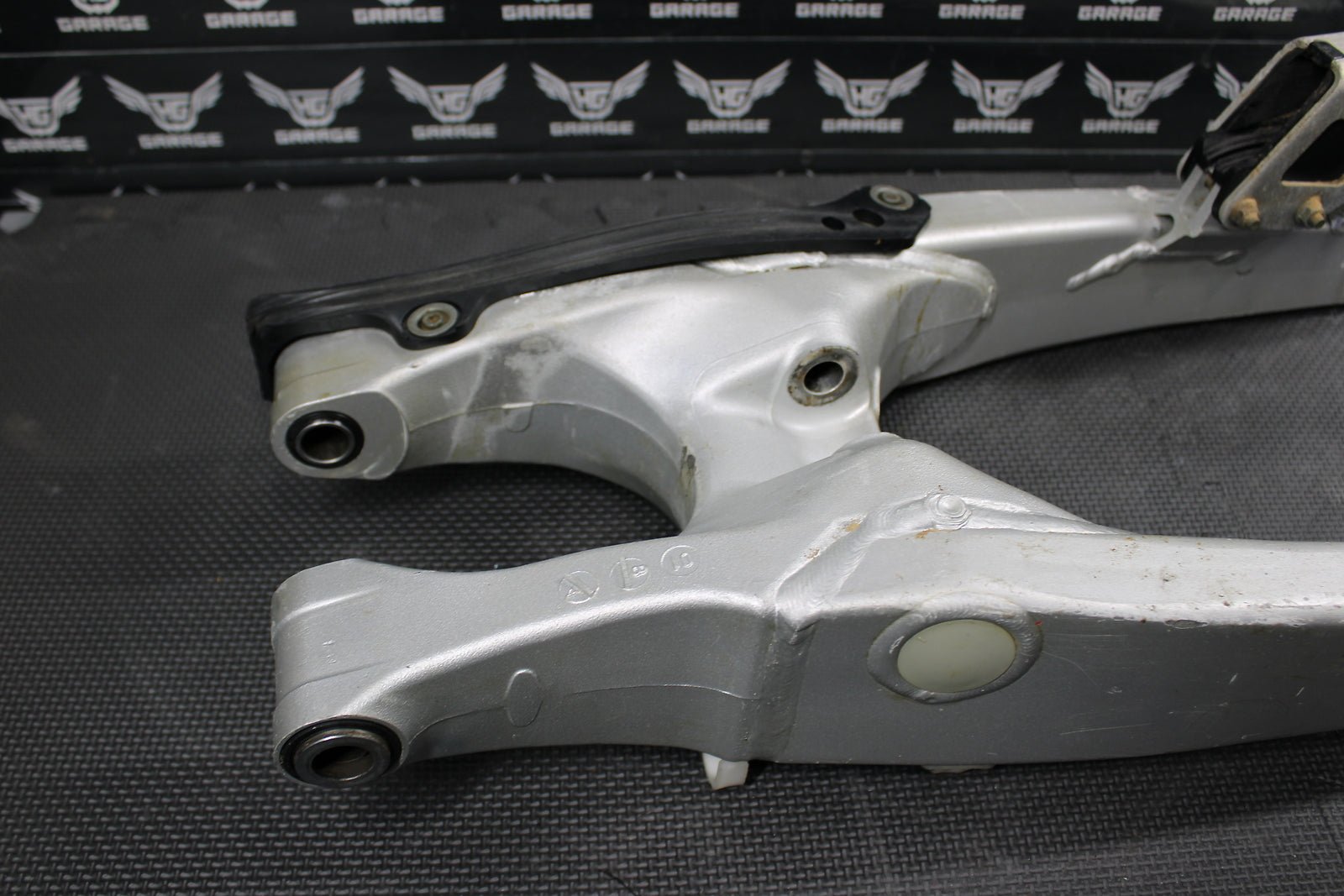 2002 YAMAHA YZ250F OEM SWINGARM SWING ARM SUSPENSION 5NY - 22110 - 00 - 00 - hggarage