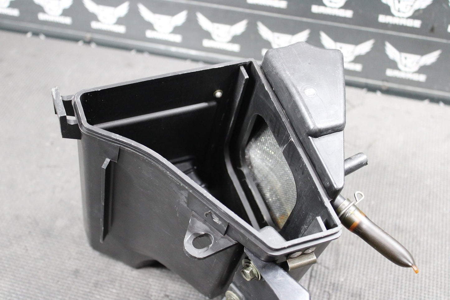 2000 Yamaha TTR125L 00 - 03 OEM Airbox Intake Air Cleaner Case 5HP - 14411 - 01 - 00 - hggarage