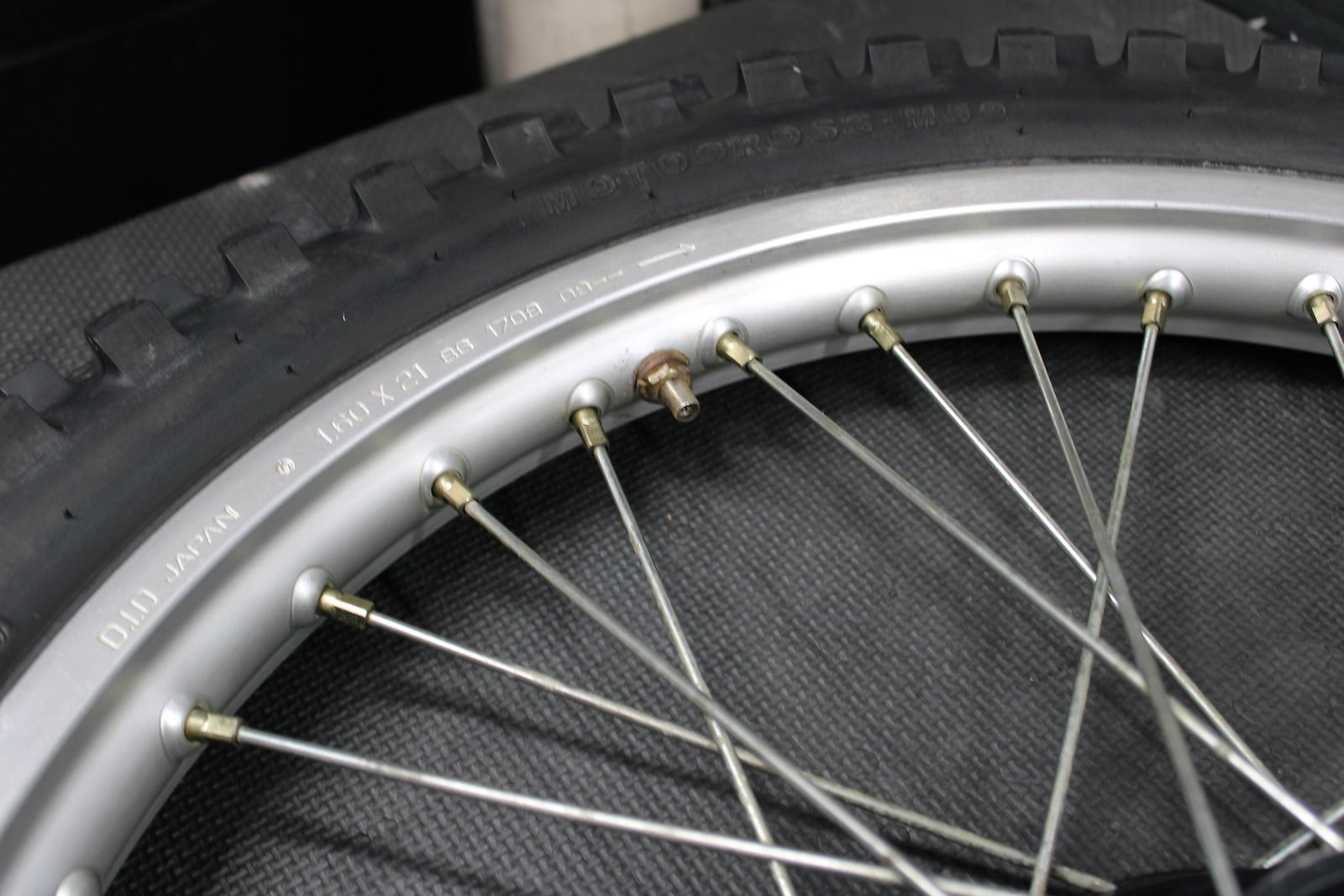 1997 Honda XR200R OEM Front Wheel Rim Assembly Mint 44635 - KT0 - A00 44701 - KA3 - 711 - hggarage