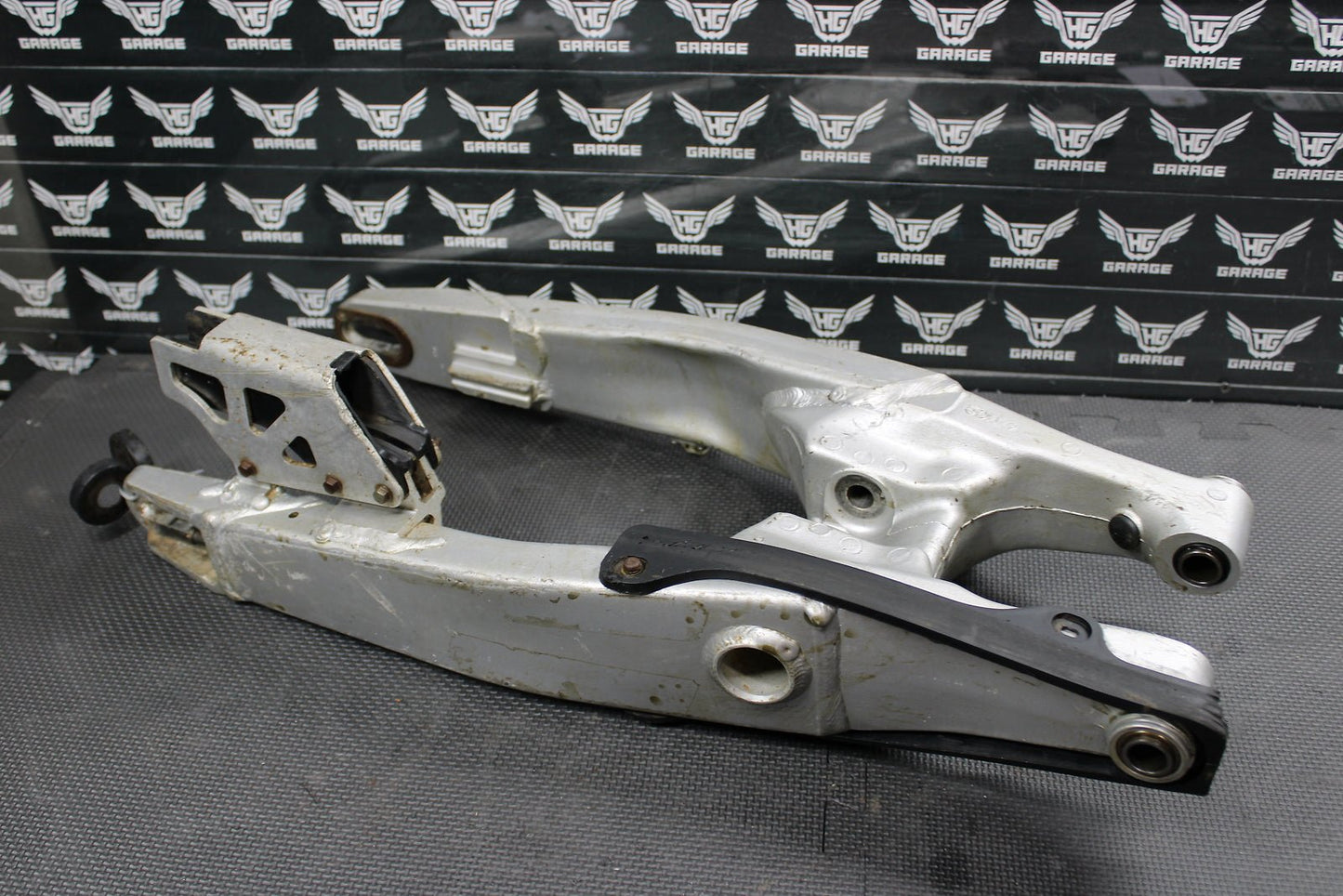 1999 YAMAHA OEM SWINGARM SWING ARM SUSPENSION 5MV - 22110 - 00 - 00 - hggarage