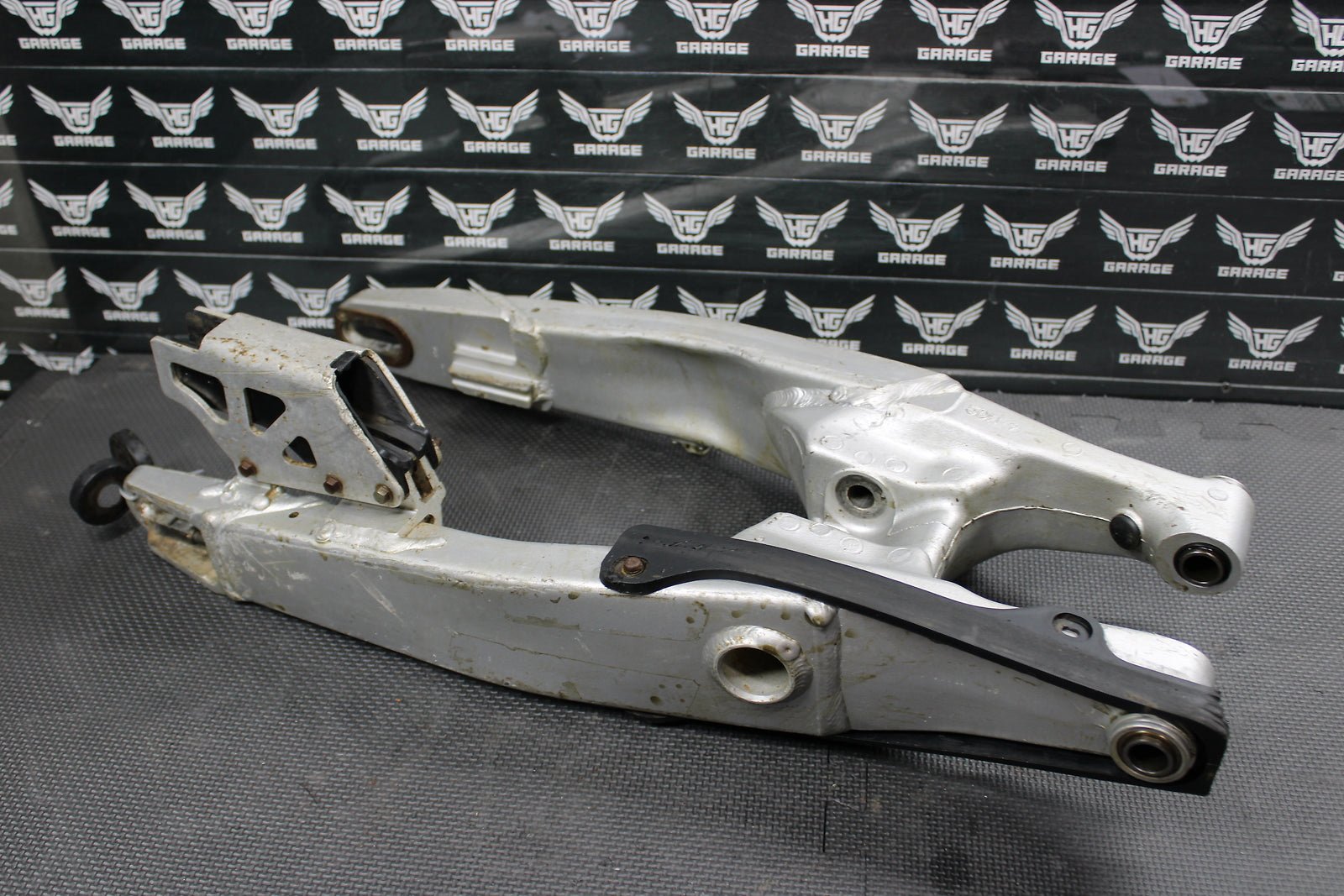 1999 YAMAHA OEM SWINGARM SWING ARM SUSPENSION 5MV - 22110 - 00 - 00 - hggarage