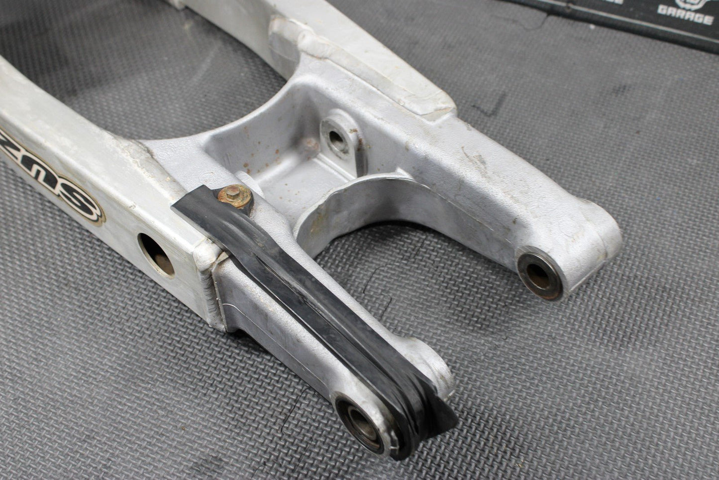1996 SUZUKI RM250 OEM MODEL T SWINGARM SWING ARM SUSPENSION 61000 - 36E00 - hggarage
