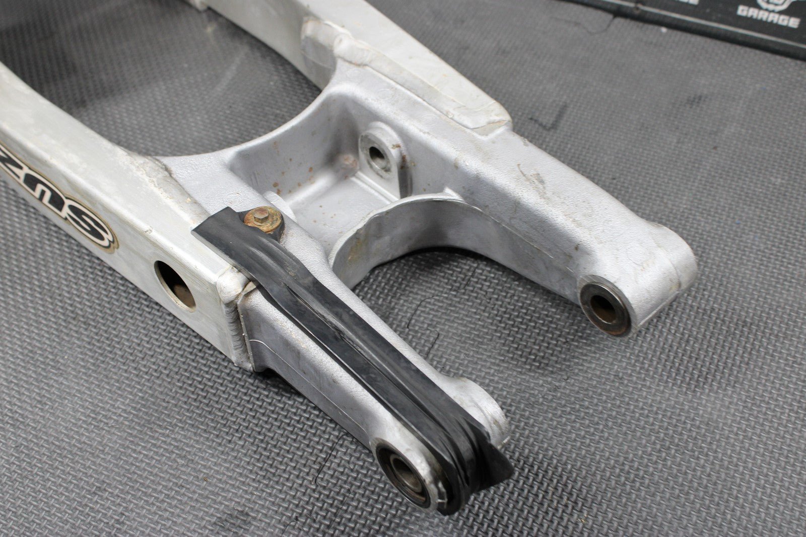 1996 SUZUKI RM250 OEM MODEL T SWINGARM SWING ARM SUSPENSION 61000 - 36E00 - hggarage