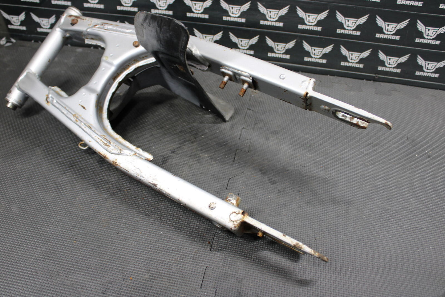 1998 HONDA XR200R 1991 / 93-99 OEM SWINGARM SWING ARM SUSPENSION 52100-KT0-870