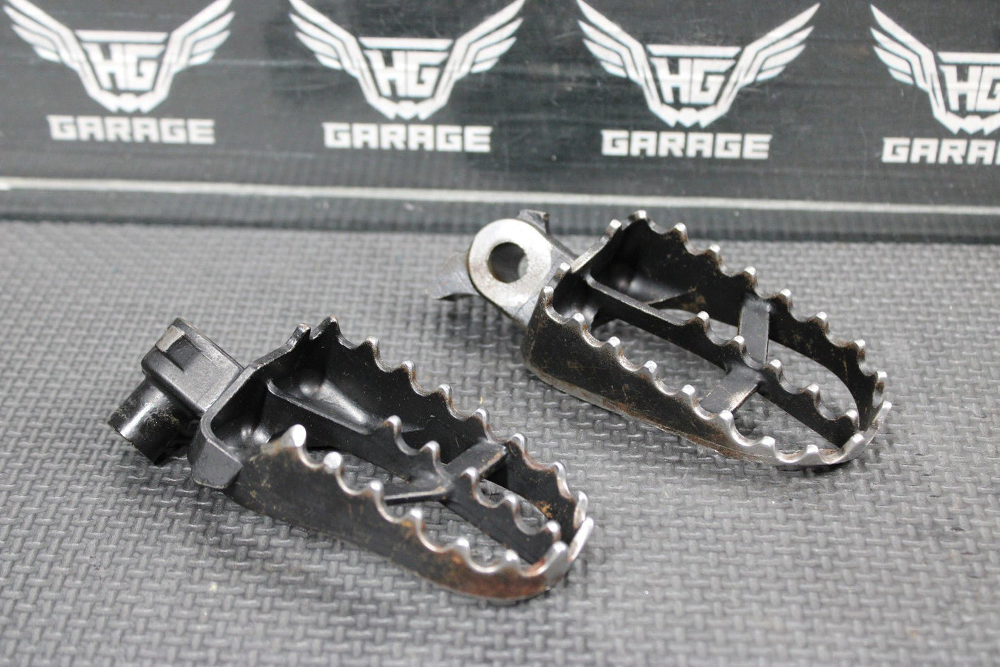 2007 YAMAHA YZ85 OEM FOOT PEGS PEDALS FRAME STAND FOOTPEG PEDAL FOOTREST - hggarage