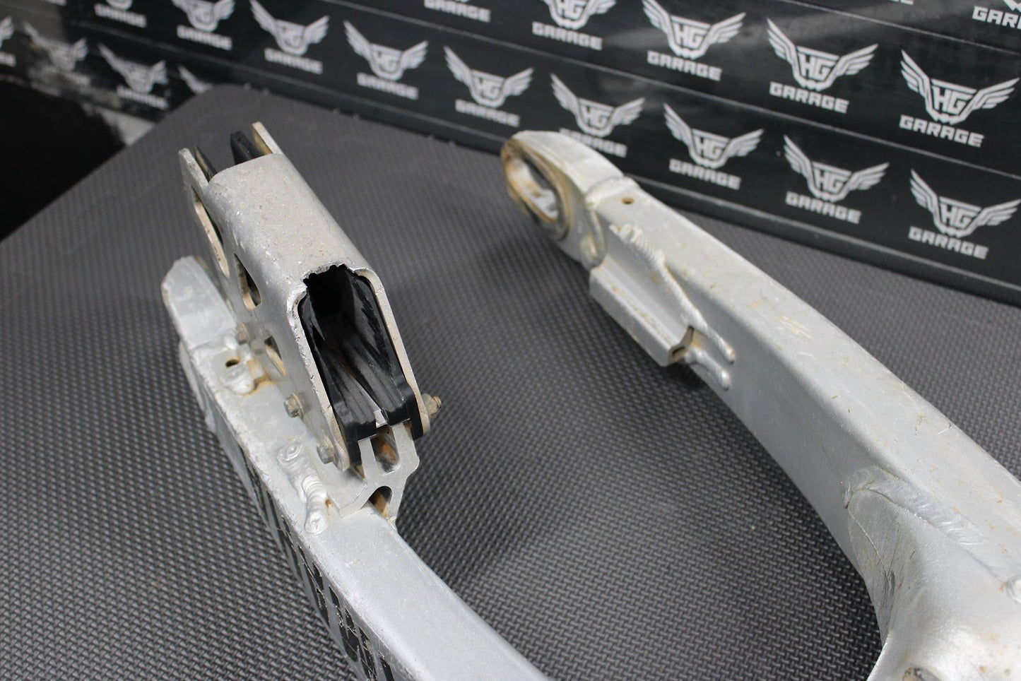 2002 Yamaha YZ426F OEM Swingarm Swing Arm Suspension 5NY - 22110 - 00 - 00 - hggarage