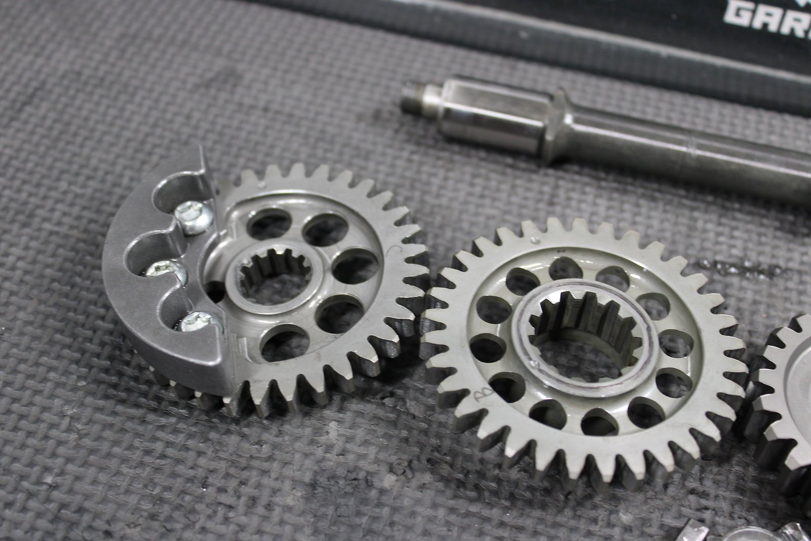 2010 Yamaha YZ450F OEM Engine Motor Crankshaft Balancer Gear 33D - 11454 - 00 - 00 - hggarage