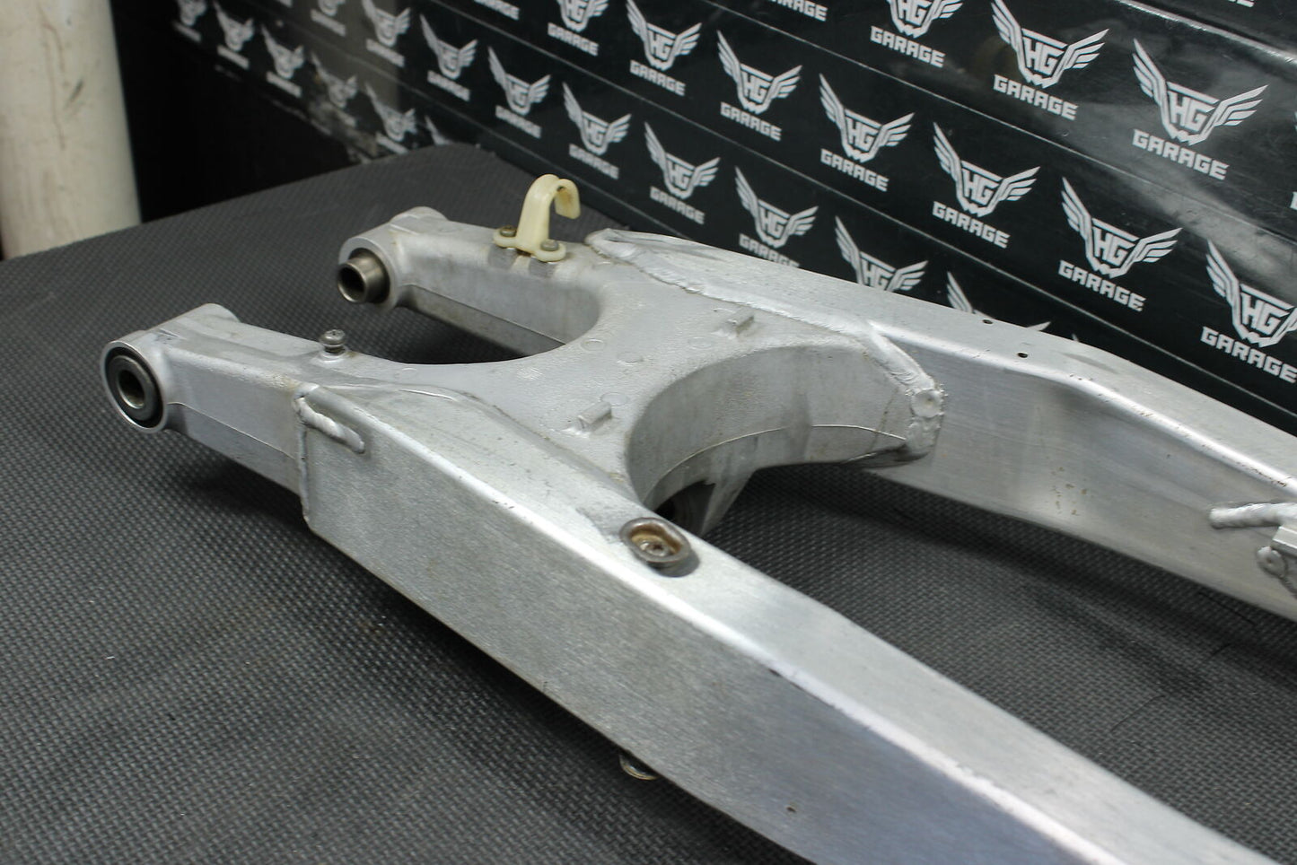 1999 HONDA CR125R CR250R OEM SWINGARM SWING ARM SUSPENSION 52200-KZ3-J10