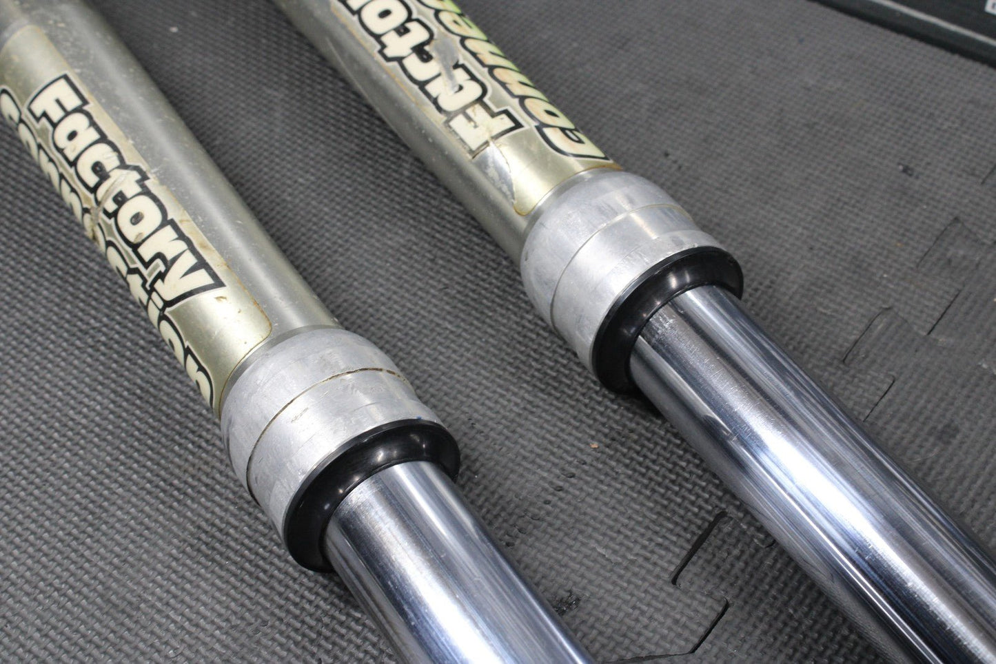 2002 YAMAHA YZ250 OEM RIGHT LEFT FRONT SUSPENSION FORKS SHOCKS 5NX - 23102 - 00 - 00 - hggarage