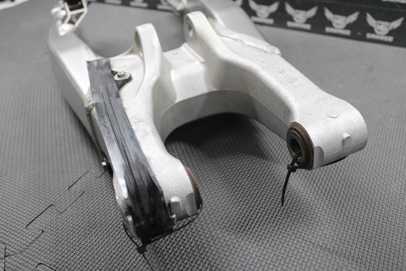 2019 SUZUKI 19 - 21 RMZ250 OEM SWINGARM SWING ARM SUSPENSION 61000 - 46K00 GOOD! - hggarage
