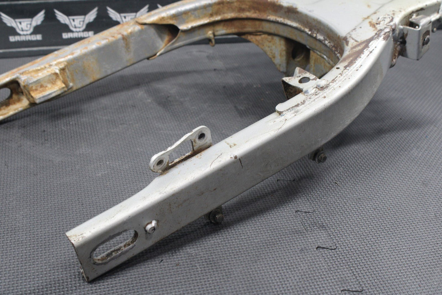 1987 YAMAHA TW200 OEM SWINGARM SWING ARM SUSPENSION 2JX - 22110 - 10 - 35 - hggarage