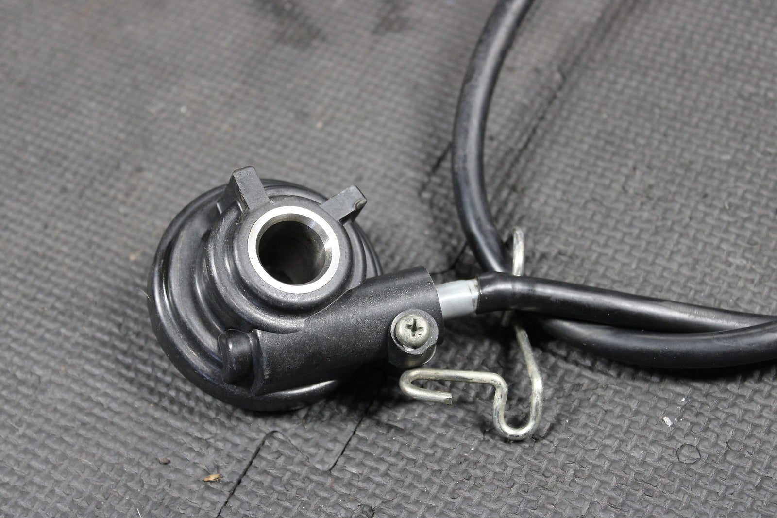 2004 SUZUKI DRZ250 OEM TRIP METER DRIVE GEAR HUB WITH CABLE ASSEMBLY 34721 - 05D20 - hggarage