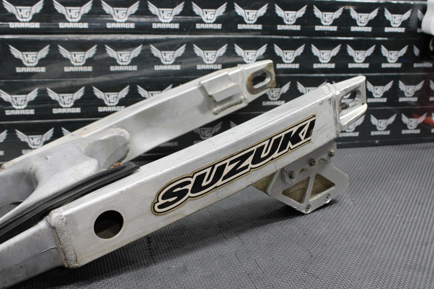 1996 SUZUKI RM250 OEM MODEL T SWINGARM SWING ARM SUSPENSION 61000 - 36E00 - hggarage