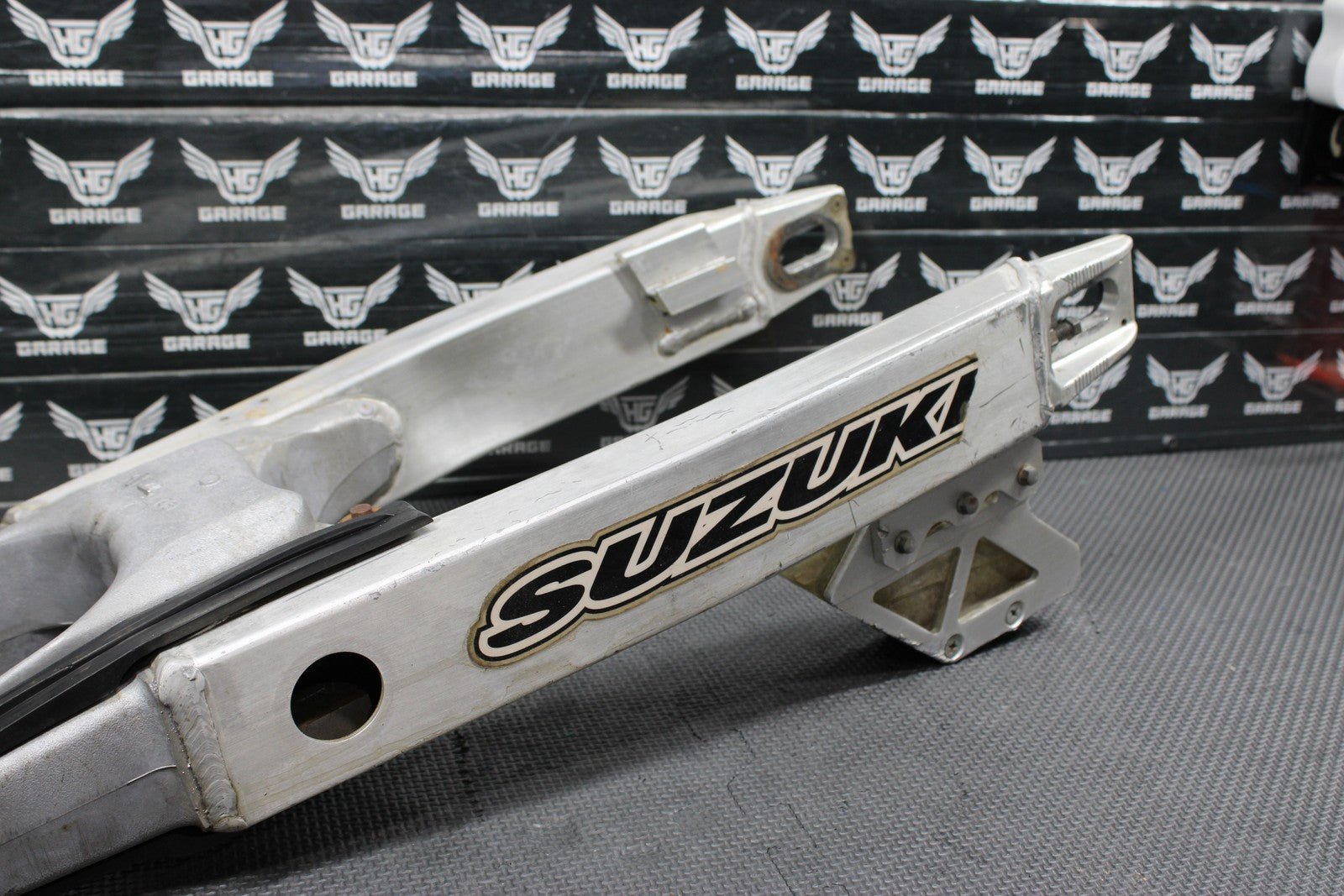 1996 SUZUKI RM250 OEM MODEL T SWINGARM SWING ARM SUSPENSION 61000 - 36E00 - hggarage