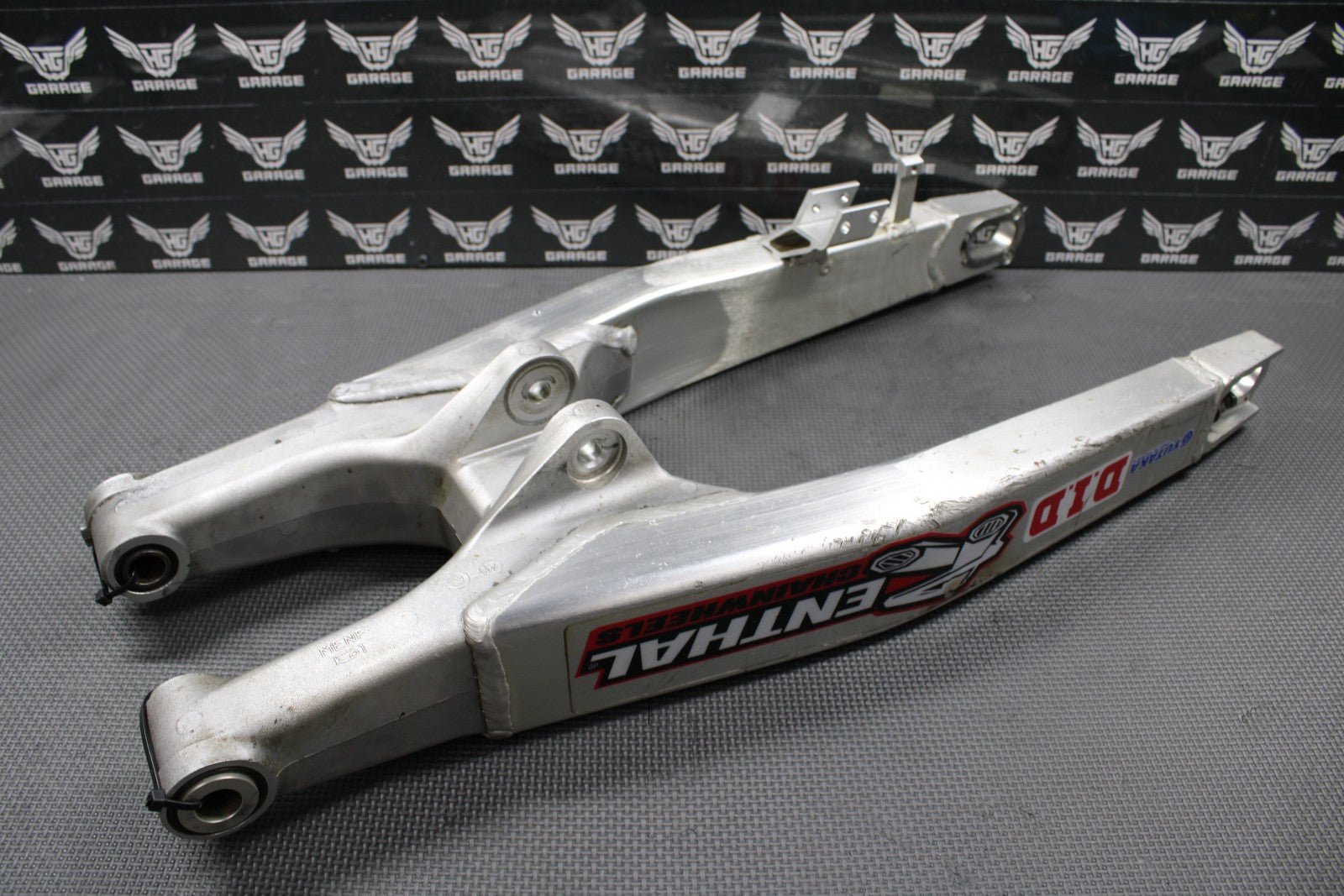 2005 HONDA CRF450R OEM SWINGARM SWING ARM REAR SUSPENSION 52200 - MEN - 710 - hggarage