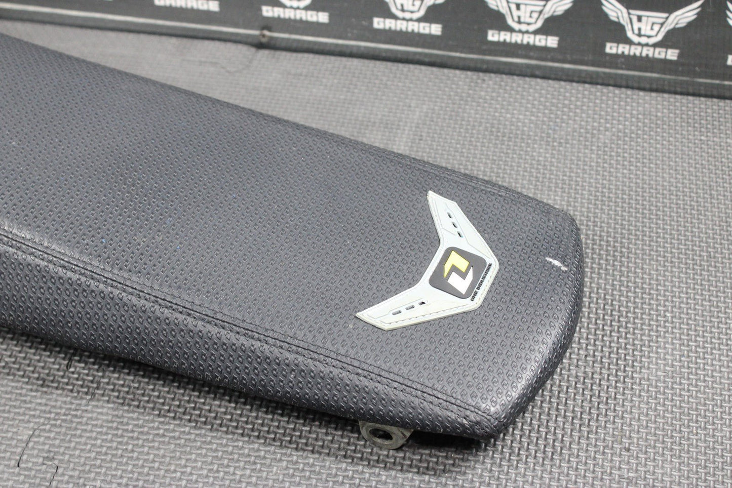 2005 YAMAHA 04 - 05 YZ450F OEM SEAT SADDLE CUSHION PAN 5XD - 24710 - 00 - 00 - hggarage