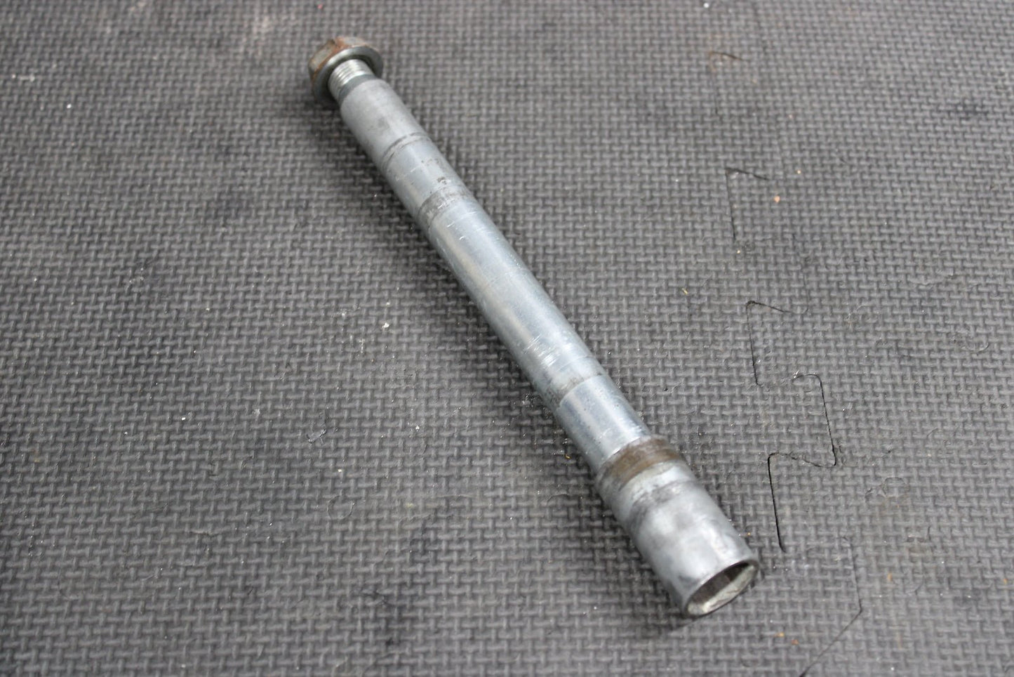 2004 YAMAHA YZ250F OEM FRONT WHEEL RIM AXLE PIVOT BOLT 5BE - 25181 - 00 - 00 - hggarage