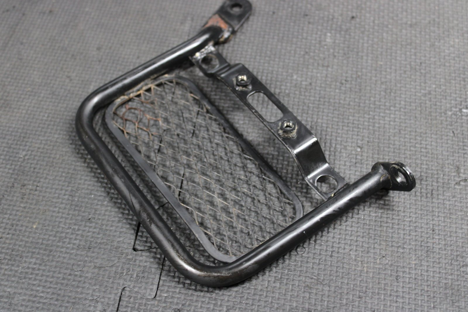 2004 SUZUKI DRZ250 OEM OIL COOLER GUARD FRONT PLATE BRACKET PROTECTOR 16640 - 13E0 - hggarage