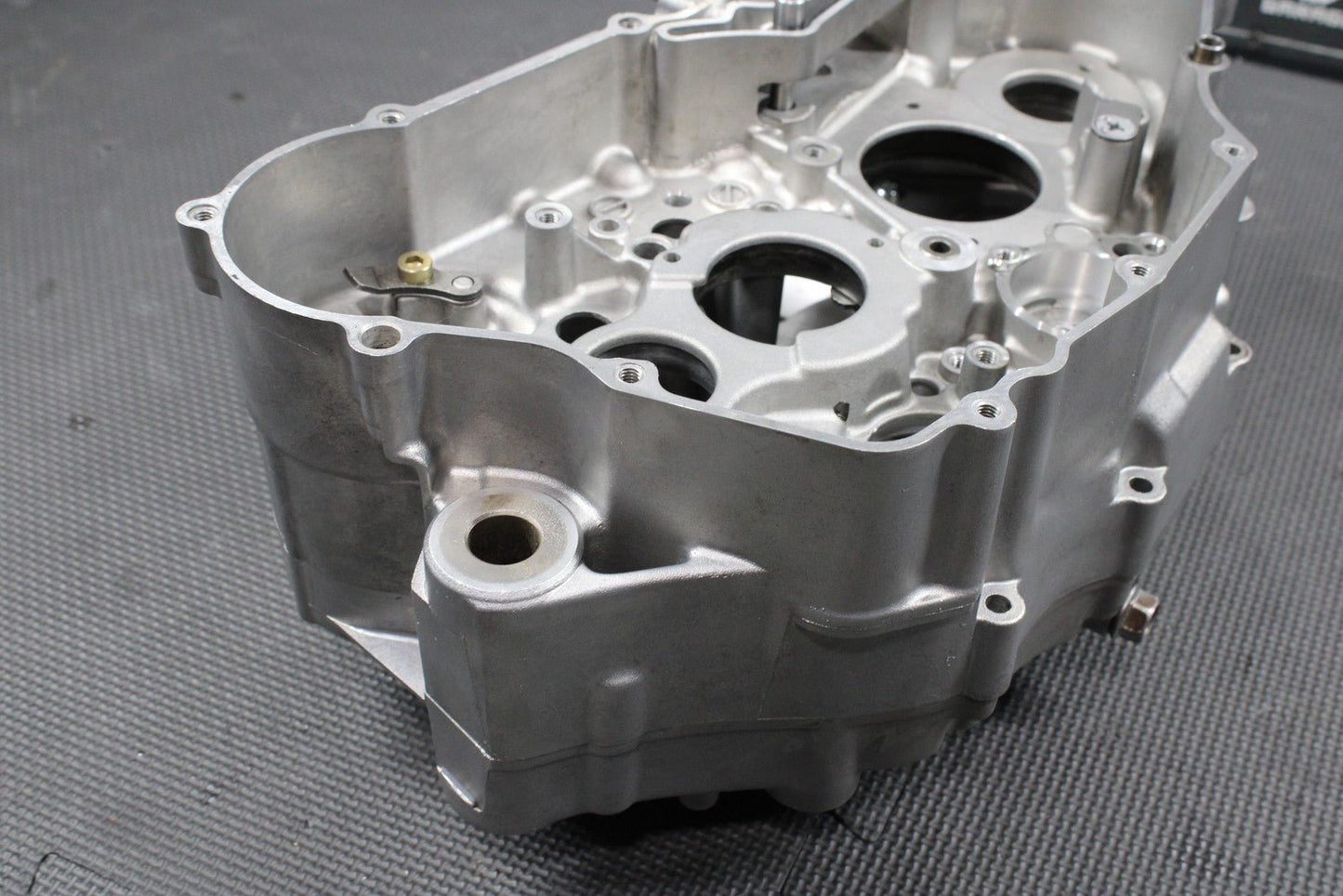 2000 SUZUKI DRZ400 OEM LEFT RIGHT ENGINE MOTOR CRANKCASE CASES HALFS BLOCK GOOD! - hggarage