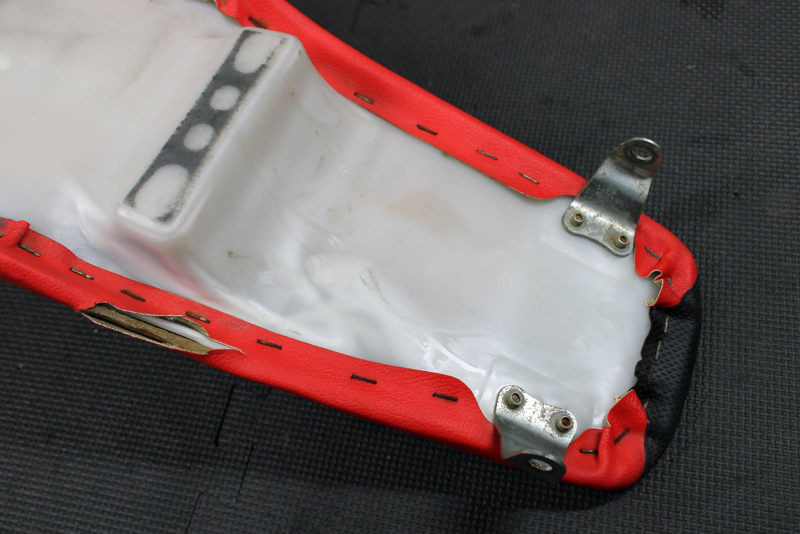 2004 HONDA CRF250R OEM SEAT SADDLE 77100 - KRN - 730 - hggarage