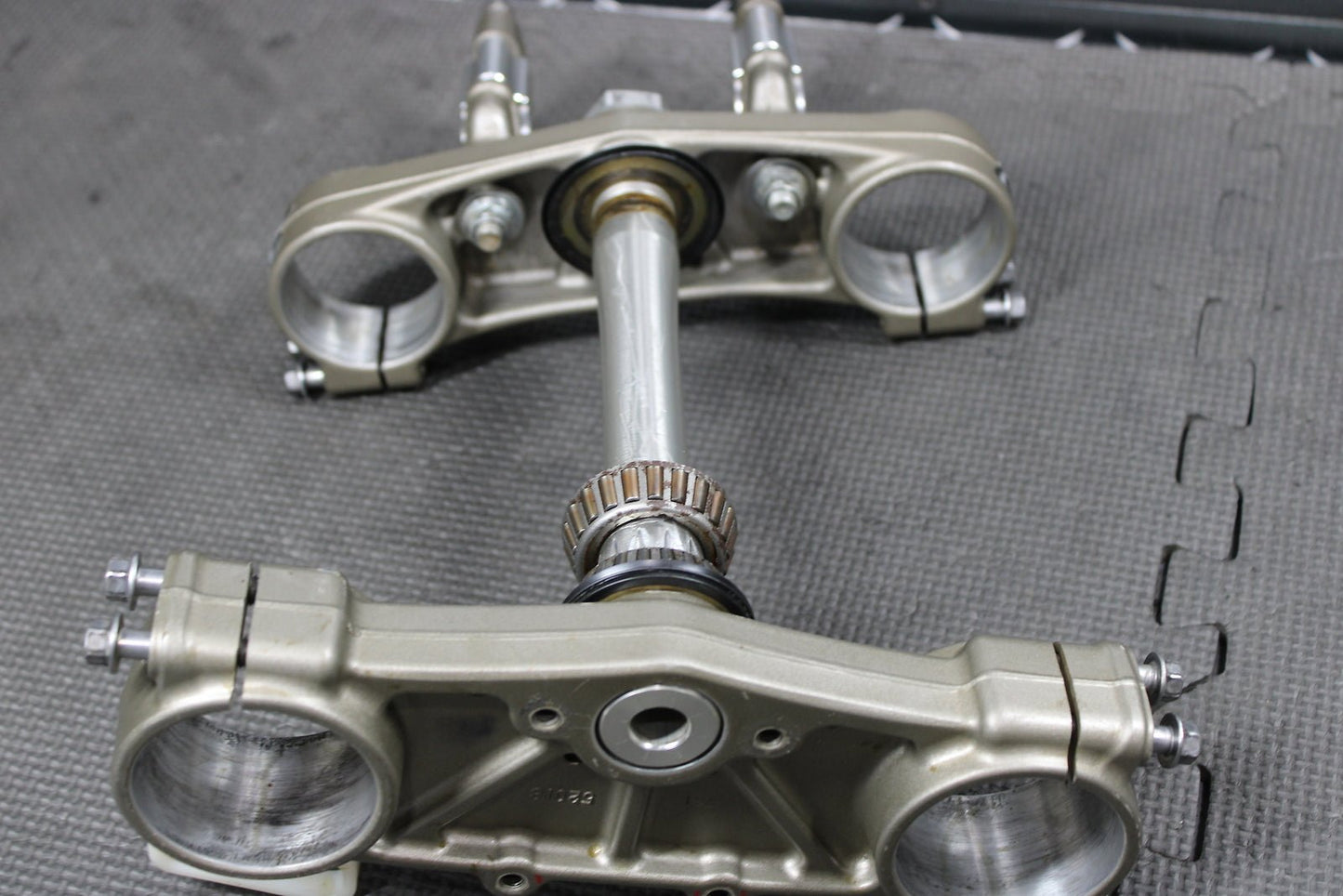 2008 YAMAHA YZ450F OEM FRONT FORKS LOWER UPPER TRIPLE TREE STEM CLAMP - hggarage