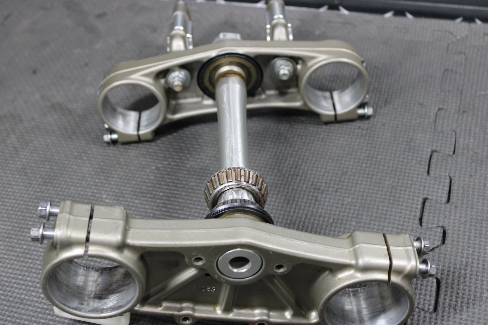 2008 YAMAHA YZ450F OEM FRONT FORKS LOWER UPPER TRIPLE TREE STEM CLAMP - hggarage