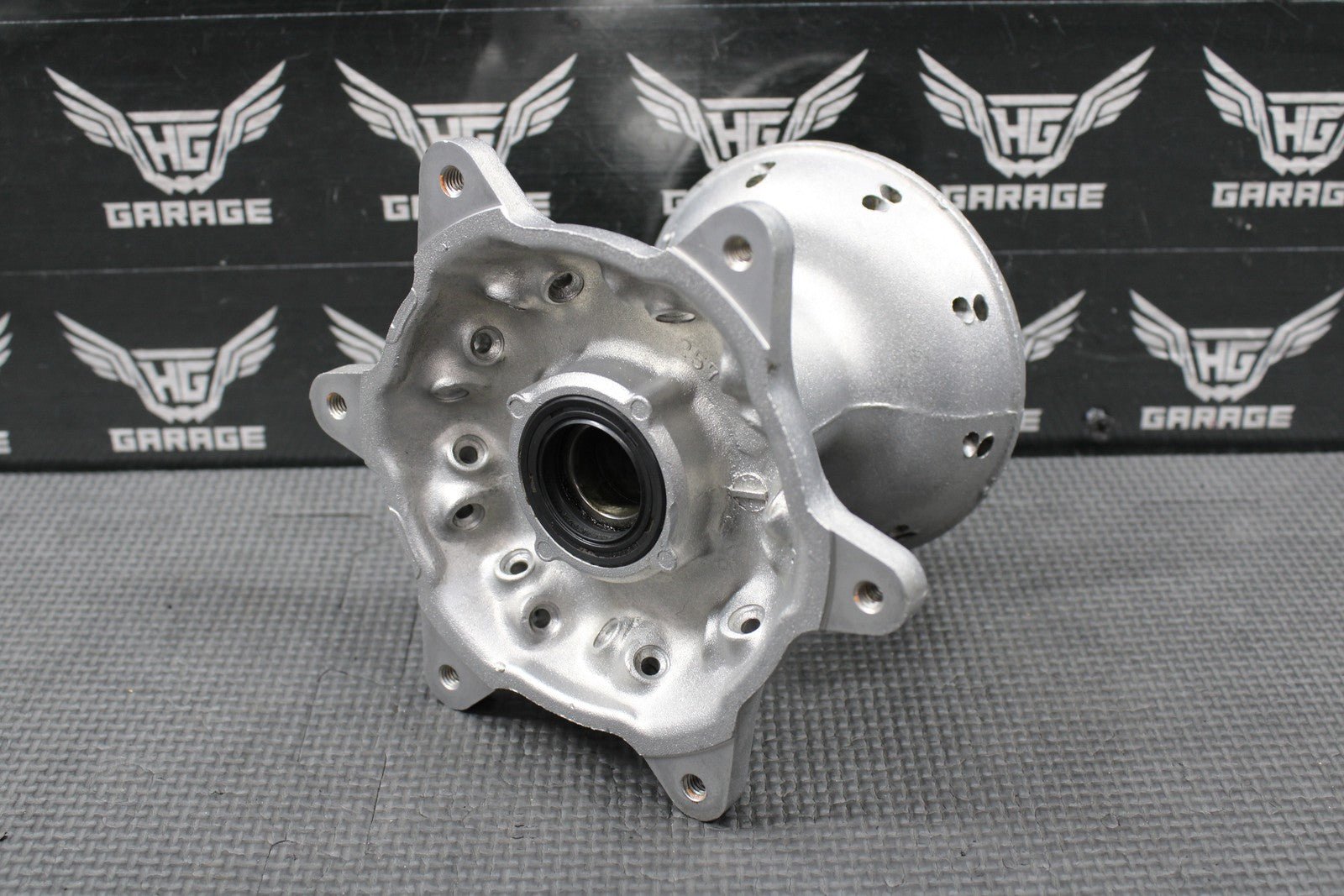 2000 97 - 00 SUZUKI RM125 RM250 OEM FRONT WHEEL HUB 54111 - 36E10 - hggarage