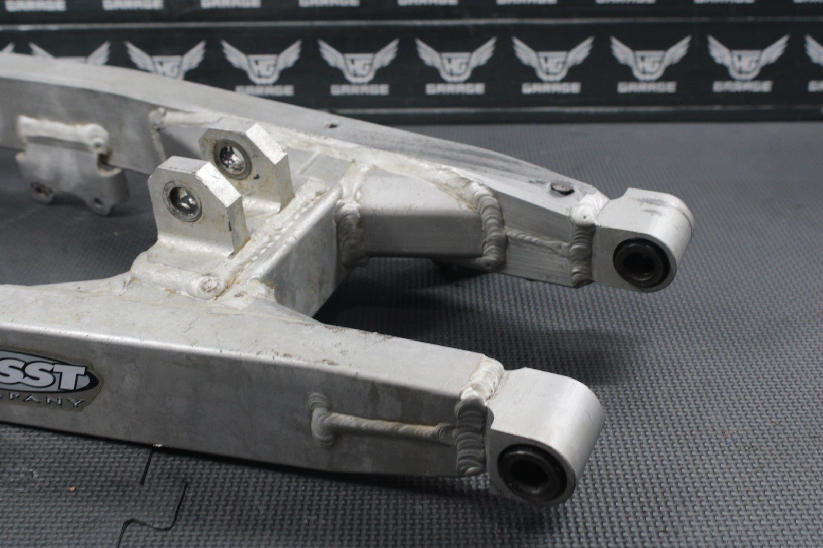 1986 KAWASAKI KDX200 OEM REAR SWINGARM SWING ARM SUSPENSION 33001 - 1259 - hggarage