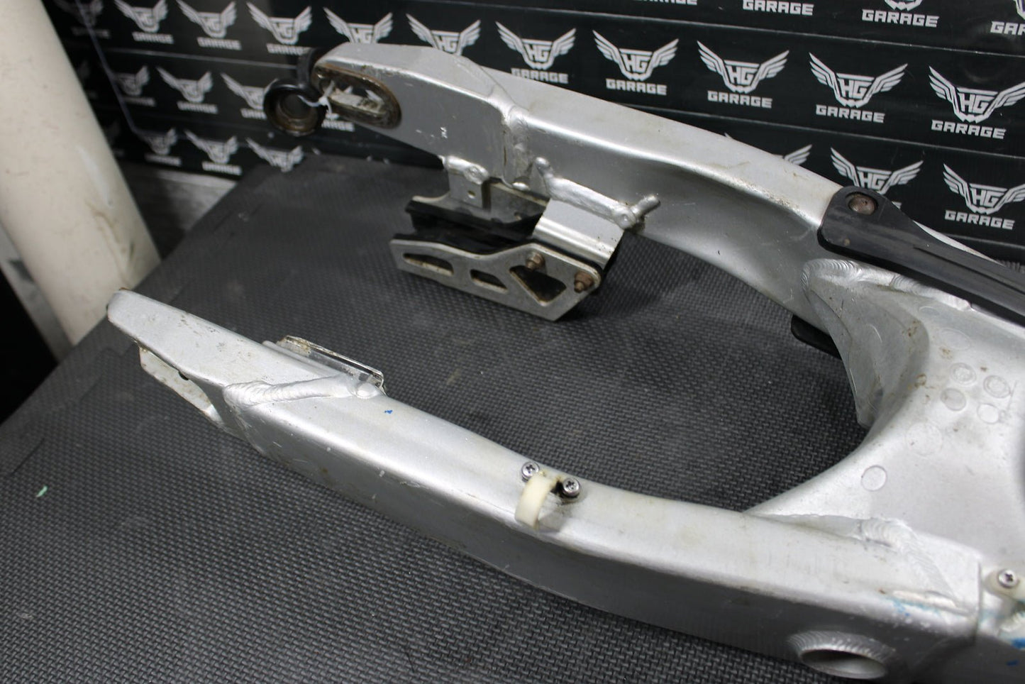 1999 YAMAHA OEM SWINGARM SWING ARM SUSPENSION 5MV - 22110 - 00 - 00 - hggarage