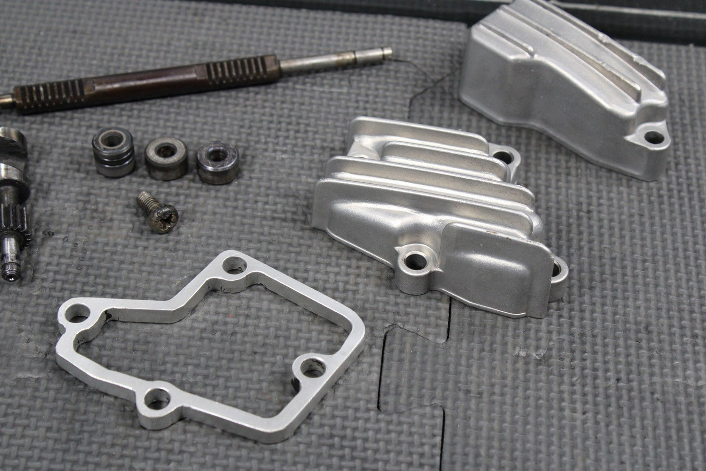 1986 KAWASAKI KDX200 OEM ENGINE POWER VALVE EXHAUST VALVE W CYLINDER COVERS - hggarage