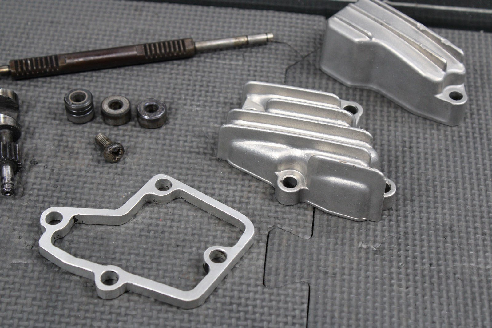 1986 KAWASAKI KDX200 OEM ENGINE POWER VALVE EXHAUST VALVE W CYLINDER COVERS - hggarage