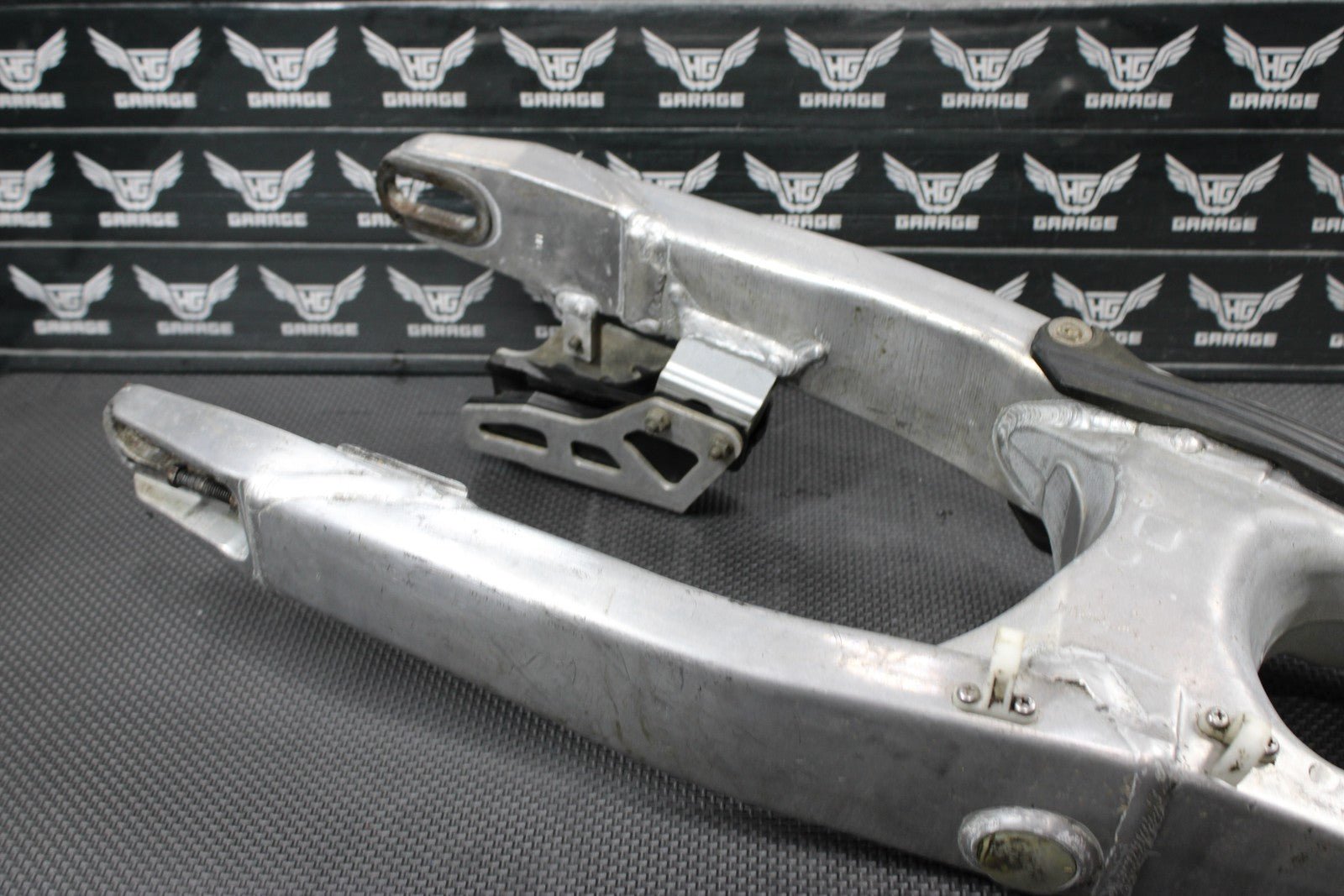 2001 YAMAHA 99 - 01 YZ250 OEM SWINGARM SWING ARM SUSPENSION 5MV - 22110 - 00 - 00 - hggarage