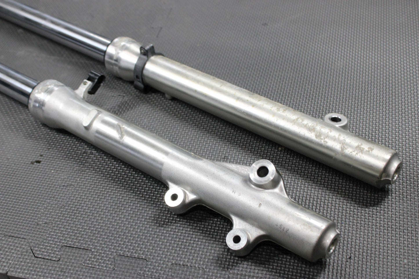 2005 SUZUKI DR200SE OEM RIGHT LEFT FRONT SUSPENSION FORKS SHOCKS 51103 - 42AA0 - hggarage