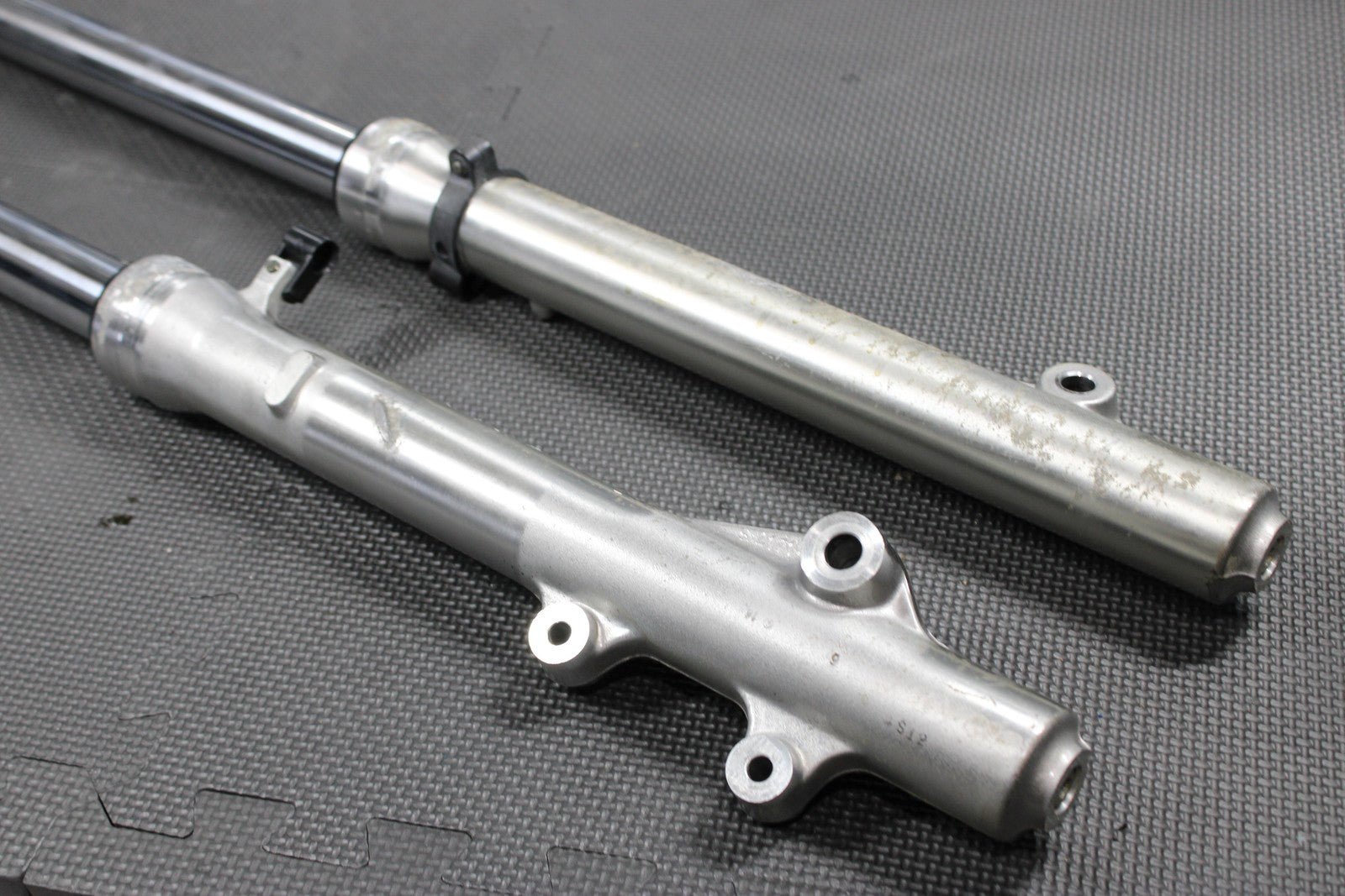 2005 SUZUKI DR200SE OEM RIGHT LEFT FRONT SUSPENSION FORKS SHOCKS 51103 - 42AA0 - hggarage