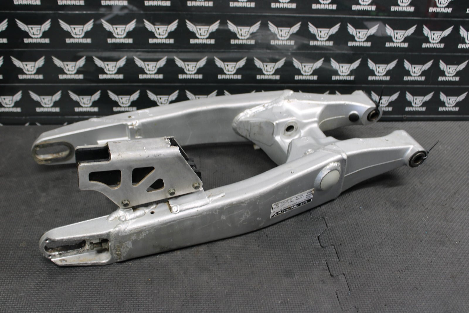 1999 YAMAHA YZ125 OEM SWINGARM SWING ARM SUSPENSION 5MV - 22110 - 00 - 00 - hggarage