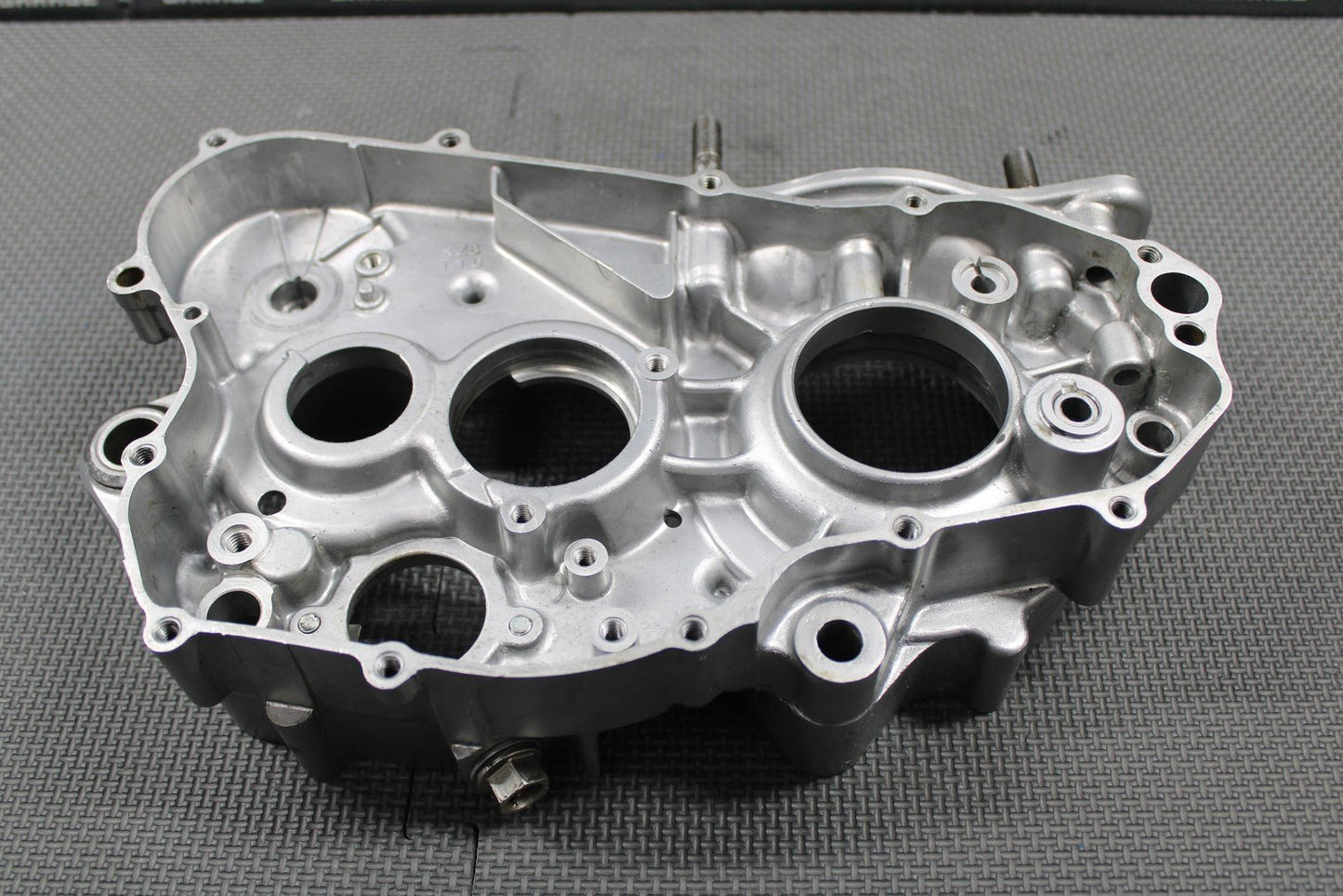 1995 93 - 96 HONDA CR250R OEM RIGHT ENGINE CRANKCASE CRANK CASE 11100 - KZ3 - 406 CRAC - hggarage