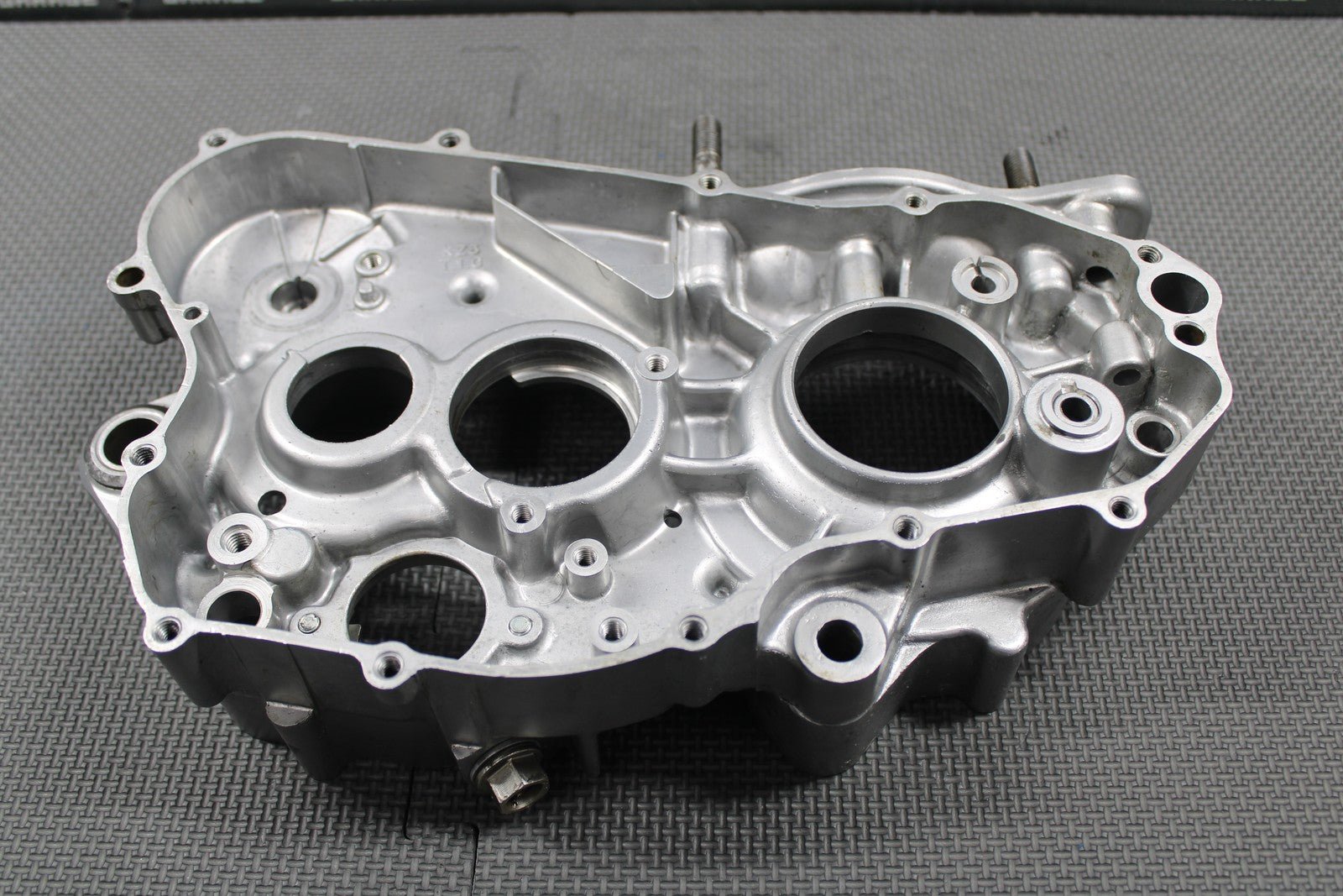1995 93 - 96 HONDA CR250R OEM RIGHT ENGINE CRANKCASE CRANK CASE 11100 - KZ3 - 406 CRAC - hggarage